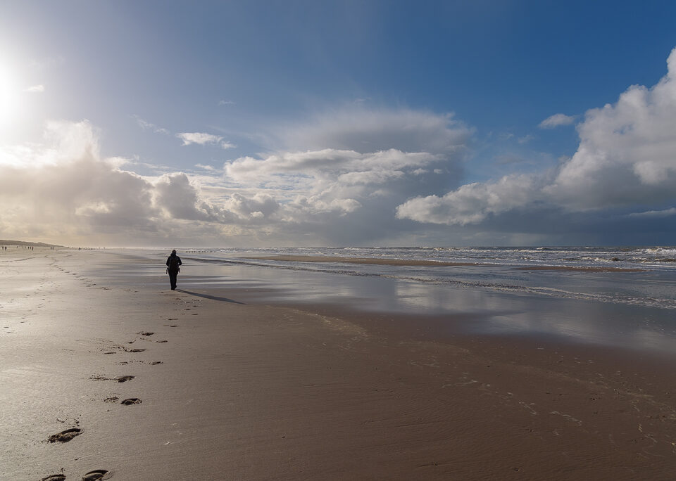 wandelaar op het strand