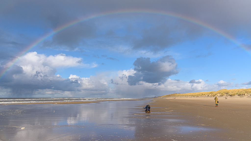 regenboog boven het strand